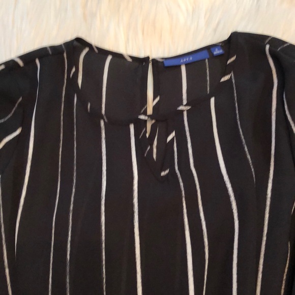 Women’s Apt. 9 Keyhole top ( black/pinstripe) - Picture 5 of 8